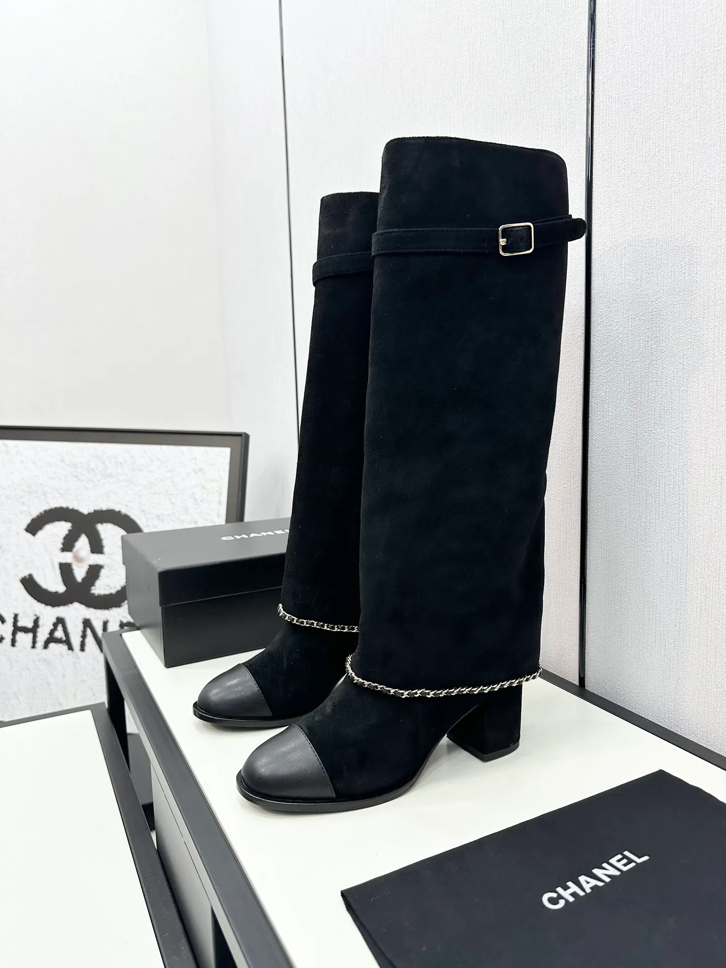 👟👟Ex-factory price 840👟👟Chanel🆕 24b new double c autumn and winter boots Chanel autumn and winter heavy industry popular short boots🔥 Xiaohongshu highly recommends this style, it looks good with any combination, a must-have for fashion, Ms. Chanel loves simple and irresistible styles💋Coloring shows a unique style, free mix and match to shine⚡️Follow the fashionable steps of the tight-flavored grandma! ! ! Enlarge the exquisite details to see ✔Original molded hardware buckle ✔Top version made by purchasing agent★The upper is made of original Yangjing cowhide, sheepskin lining, sheepskin feet, code number 35-40 (40, 41 customization is not returnable)